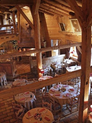 Restaurant im alpinen Stil mit Holzbalken aus der Vogelperspektive