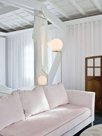Helles Zimmer mit rosafarbenem Sofa und moderner Einrichtung