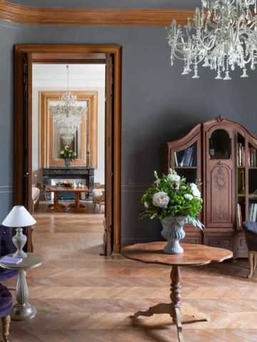Eleganter Salon mit antiken Möbeln und Kristallleuchtern