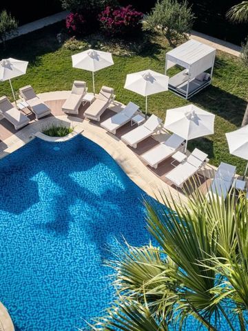 Vogelperspektive eines stilvollen Pools mit Sonnenschirmen und Liegen im Lesante Classic