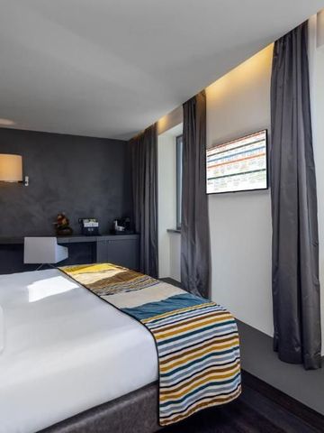 Lichtdurchflutetes Hotelzimmer mit modernen Akzenten und Fensterblick