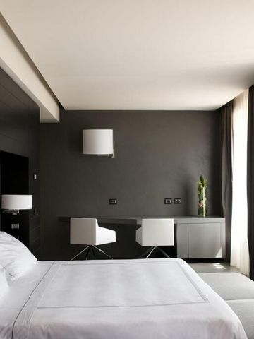 Elegantes Zimmer mit minimalistischer Dekoration und viel Tageslicht