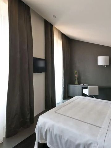 Hotelzimmer mit modernem Design und seitlich geneigter Decke