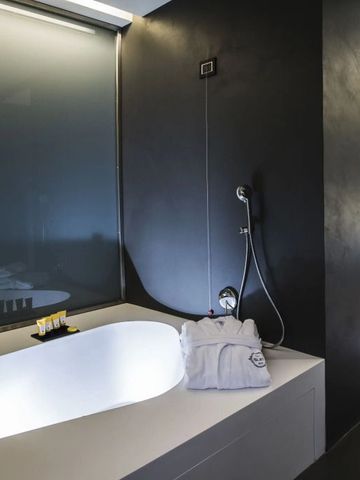 Luxuriöses Badezimmer mit moderner Badewanne und stilvollen Details