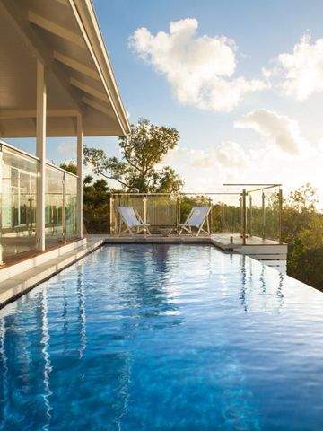 Infinity-Pool mit atemberaubendem Ausblick bei Sonnenuntergang