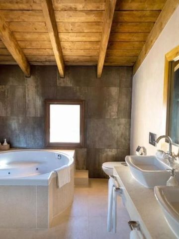 Luxuriöses Badezimmer mit Whirlpool und moderner Ausstattung