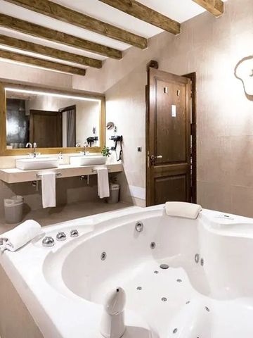 Großzügiges Badezimmer mit Whirlpool und elegantem Design