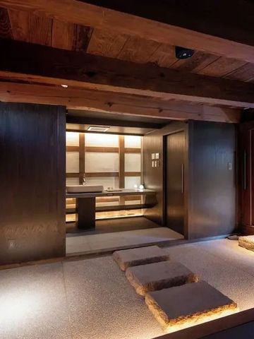 Traditionell gestalteter Raum mit Tatami-Matten und moderner Beleuchtung