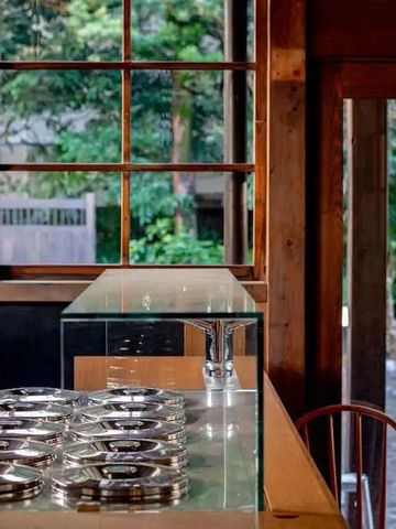 Blick in eine stilvolle Bar mit Holzdekor und Gartenansicht