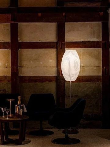 Gemütliche Lounge mit gedämpfter Beleuchtung und Sesseln