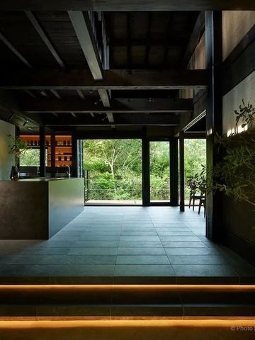 Lobby des Hotels mit modernem Design und viel Tageslicht