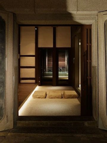 Traditionell japanischer Eingang mit Schiebetüren und Tatami-Matten