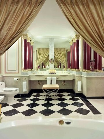 Prächtiges Badezimmer mit Marmor und Säulen im Lotte New York Palace