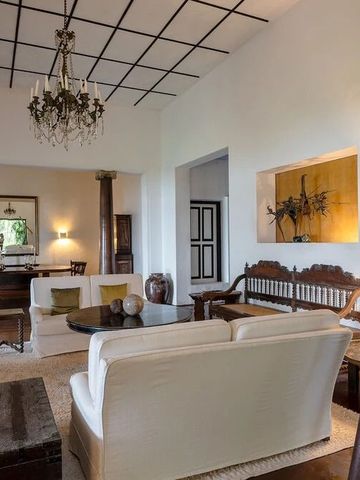 Helles Wohnzimmer mit klassischen Möbeln, Kronleuchter und Kunstobjekten