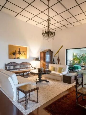 Großer Wohnbereich mit weißen Sofas, Holzdetails und stilvoller Dekoration
