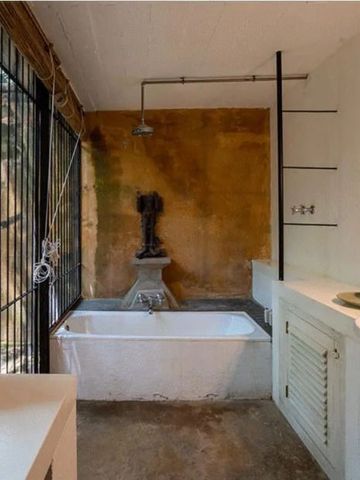 Badezimmer mit freistehender Badewanne und stilvoller Wandgestaltung