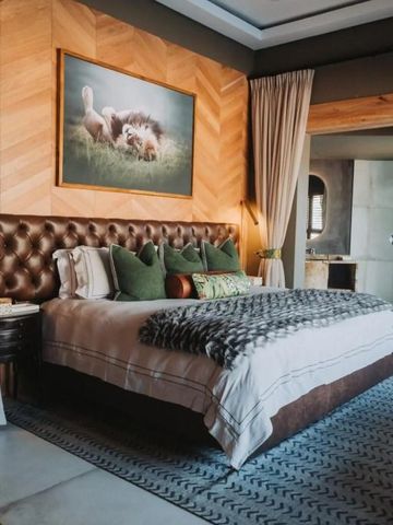 Raffiniertes Schlafzimmer-Design mit Löwenkunstwerk und Plüschbett