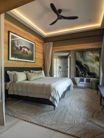 Geräumiges Schlafzimmer mit moderner Beleuchtung und großem Bett