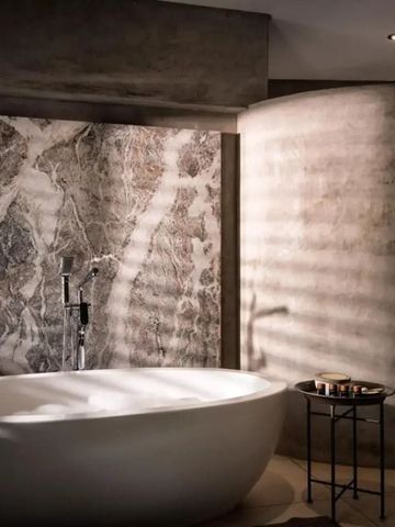 Modernes Badezimmer mit freistehender Badewanne und stilvoller Beleuchtung