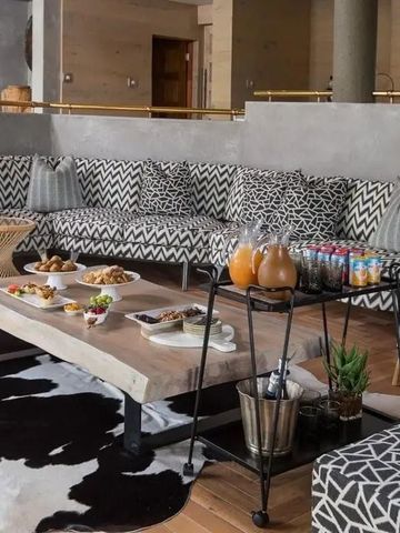 Gemütliche Lounge mit bequemen Sofas und stilvoller Dekoration