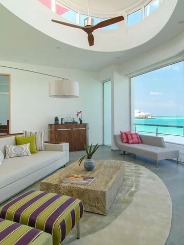 Modernes Wohnzimmer mit Panoramafenstern und Meerblick