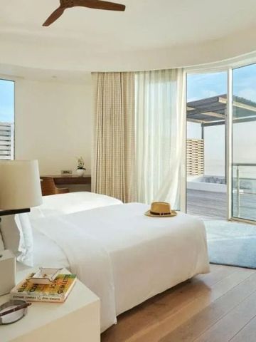 Modernes Schlafzimmer mit Balkon und freiem Blick auf das Meer