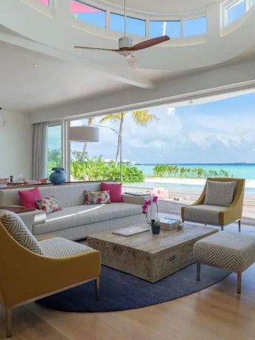 Helles Wohnzimmer mit Strandblick und moderner Einrichtung