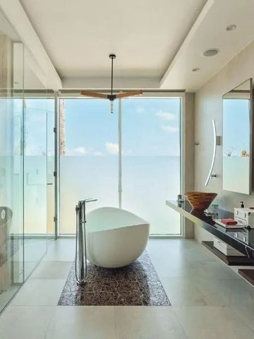Luxuriöses Badezimmer mit freistehender Badewanne und Meerblick