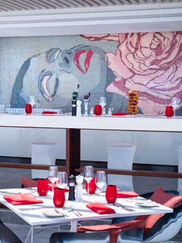 Restaurant mit stilvollem Mosaik und eleganter Tischdekoration
