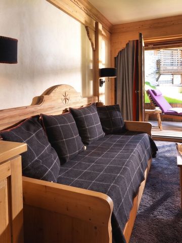 Geräumige Suite mit Sofa und Zugang zum Balkon