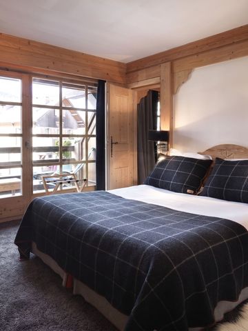 Helles Schlafzimmer mit Balkonzugang und natürlichem Licht