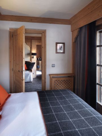Gemütliches Schlafzimmer mit Holzakzenten und großem Fenster