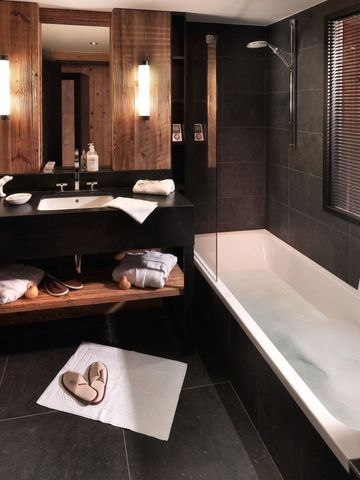 Modernes Badezimmer mit Badewanne und Holzakzenten