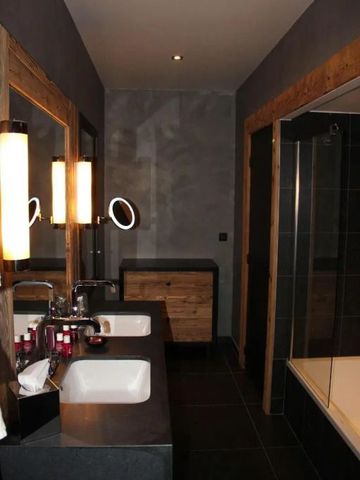 Modernes Badezimmer mit Doppelwaschbecken und großem Spiegel