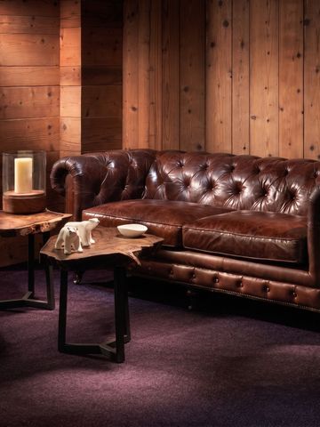 Elegante Ledercouch im gemütlichen Lounge-Bereich mit Holzelementen