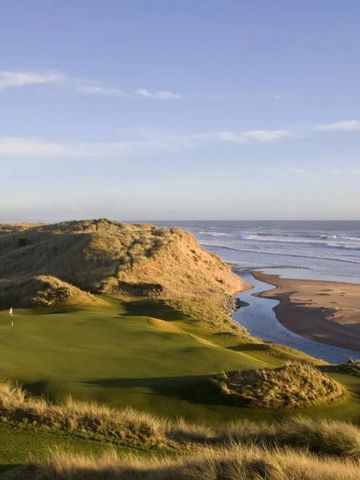 Atemberaubende Küstenlandschaft mit Golfplatz und Meeresblick