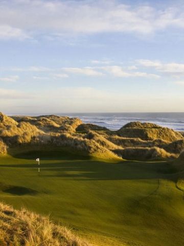 Malereiartige Landschaft eines Golfplatzes an der Küste