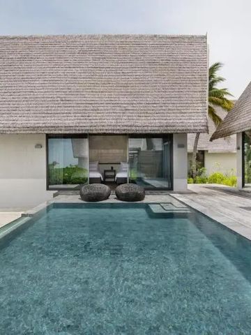 Villa mit traditionellem Dach und privatem Pool