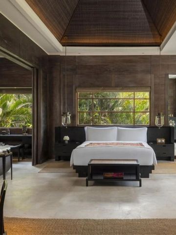 Luxuriöses Schlafzimmer mit warmen Holztönen und Gartenblick