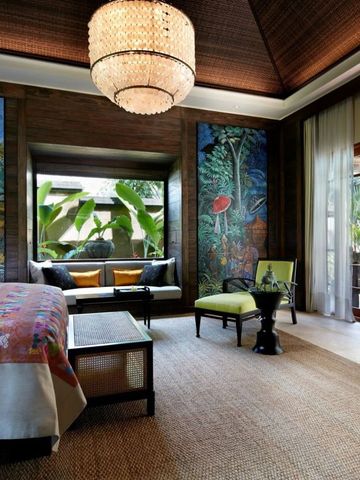 Luxuriöses Schlafzimmer mit großer Fensterfront und kunstvollen Wandgemälden