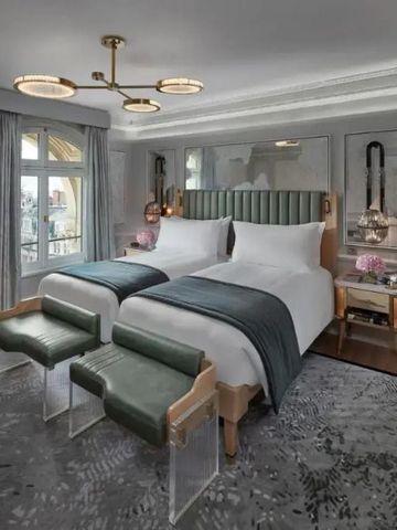 Elegantes Hotelzimmer mit zwei Einzelbetten und einem stilvollen Innenraum