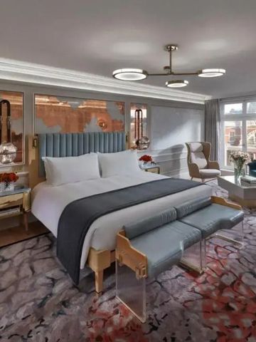 Luxuriöses Hotelzimmer mit großem Bett, modernen Akzenten und Sitzbereich