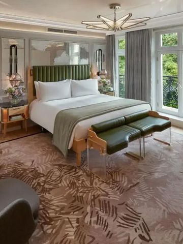 Hotelzimmer mit großem Bett, Blick auf grüne Bäume und stilvollem Dekor
