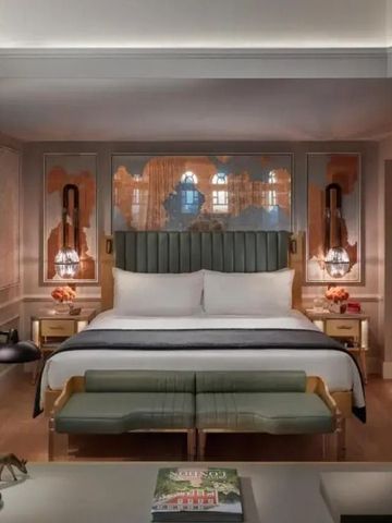 Luxuriös eingerichtetes Hotelzimmer mit Kingsize-Bett, eleganten Leuchten und stilvollem Dekor.