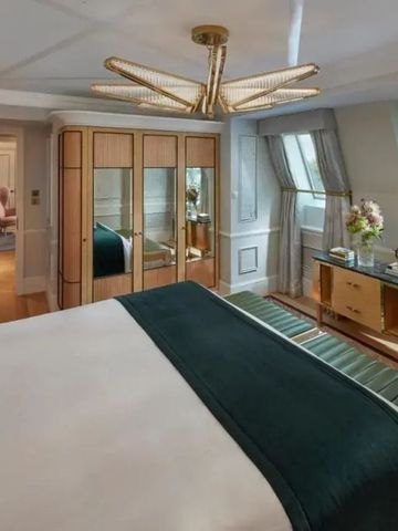 Elegantes Schlafzimmer mit Kingsize-Bett, modernem Design und viel Tageslicht.