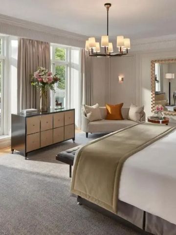 Luxuriöses Hotelzimmer mit großem Fenster und eleganter Einrichtung