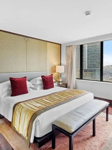 Elegantes Hotelzimmer im Mandarin Oriental Jakarta mit Stadtblick.