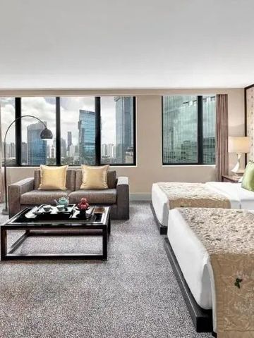 Geräumiges Hotelzimmer im Mandarin Oriental Jakarta mit moderner Einrichtung.