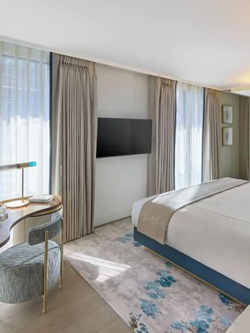 Geräumiges Zimmer mit großem Bett, Schreibtisch und bodentiefen Fenstern