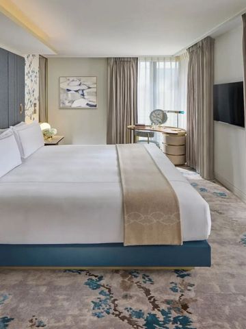 Komfortables Schlafzimmer mit elegantem Design und künstlerischen Akzenten